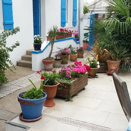 Les Volets Bleus فندق مبيت وإفطار بورنيك