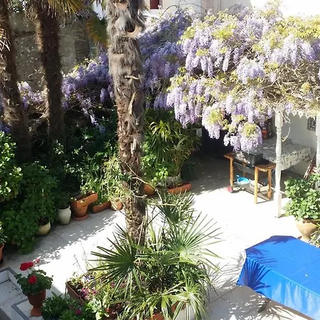 Les Volets Bleus فندق مبيت وإفطار *