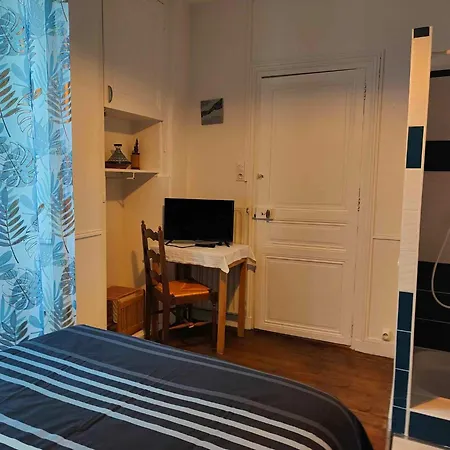 Les Volets Bleus فندق مبيت وإفطار *