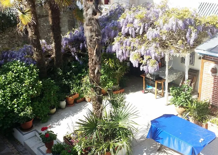 Les Volets Bleus B&B *