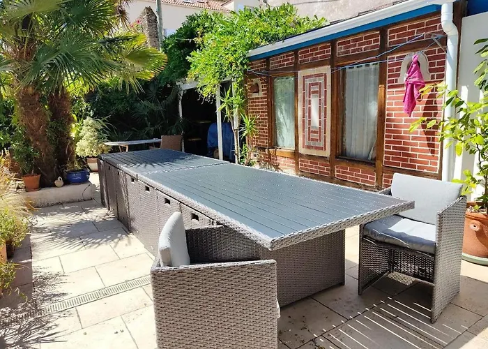 Les Volets Bleus B&B *