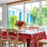 B&B Les Volets Bleus 포르닉