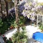 Les Volets Bleus B&B *