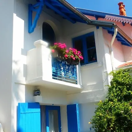 Les Volets Bleus Bed & Breakfast *