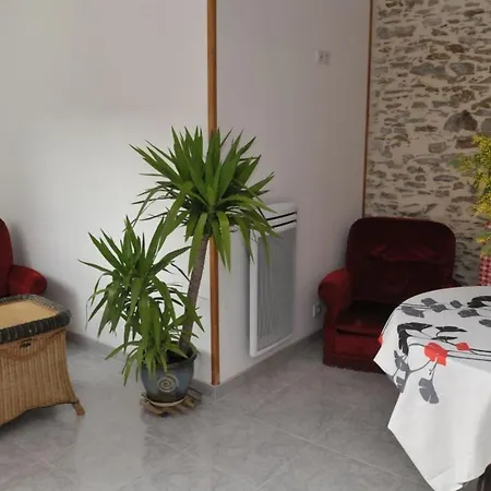 Les Volets Bleus לינה וארוחת בוקר פורניק