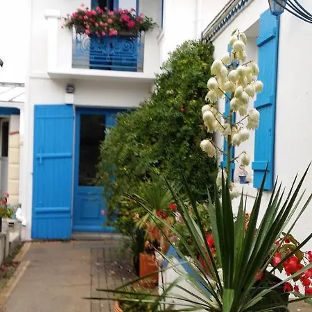 Les Volets Bleus לינה וארוחת בוקר פורניק