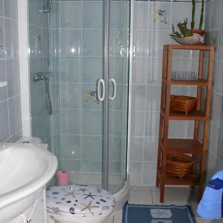 Les Volets Bleus Bed & Breakfast *