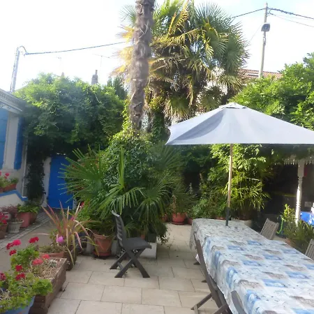 Les Volets Bleus לינה וארוחת בוקר *