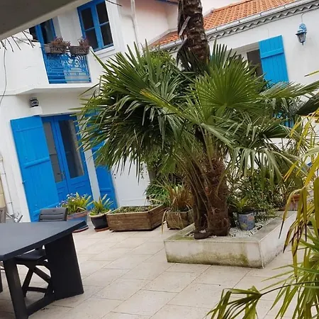 לינה וארוחת בוקר Les Volets Bleus פורניק