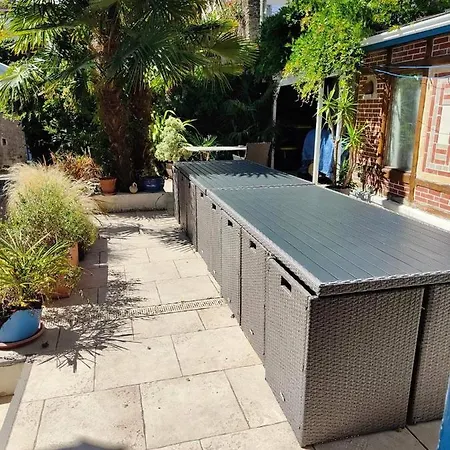 Les Volets Bleus פורניק