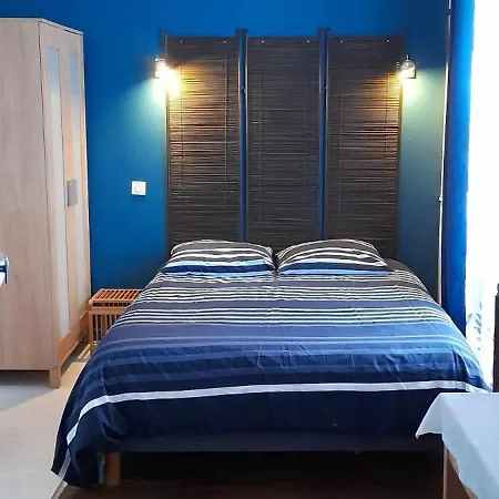 לינה וארוחת בוקר Les Volets Bleus