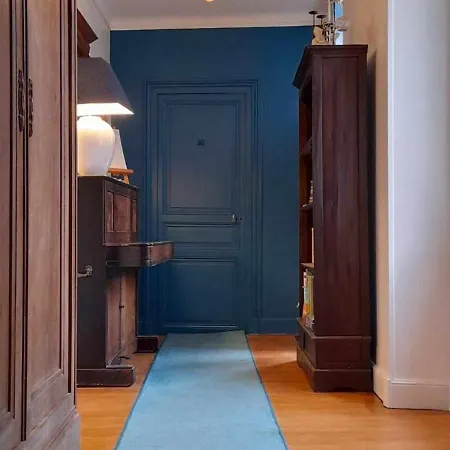 Les Volets Bleus Bed & Breakfast *
