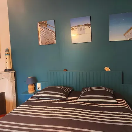 Les Volets Bleus פורניק