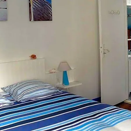 Les Volets Bleus Bed & Breakfast *