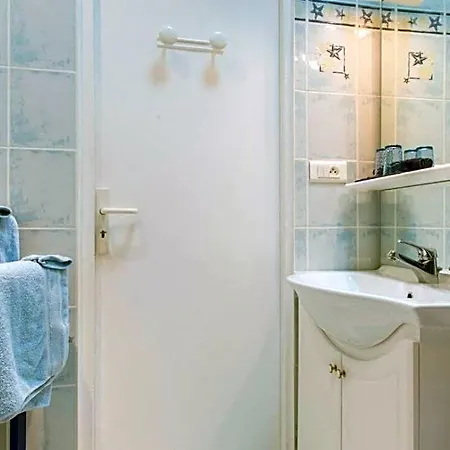 Les Volets Bleus Bed & Breakfast *