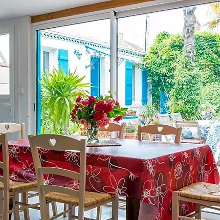 Les Volets Bleus Bed & Breakfast