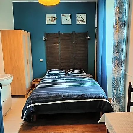 Les Volets Bleus Bed & Breakfast *