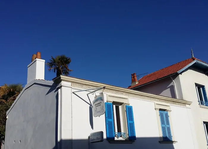 Les Volets Bleus Couette-café *